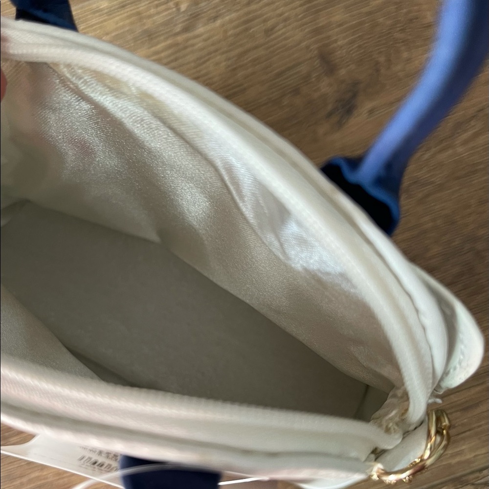HELLO KITTY-NWT Mini Faux Leather Handbag - Picture 5 of 12